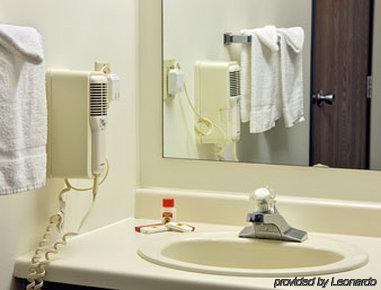 Super 8 By Wyndham Sturgeon Bay Hotel Room photo